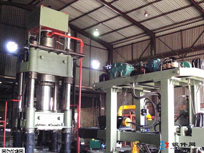 安陽800噸自由鍛熱鍛壓力機(jī)三梁四柱油壓機(jī)